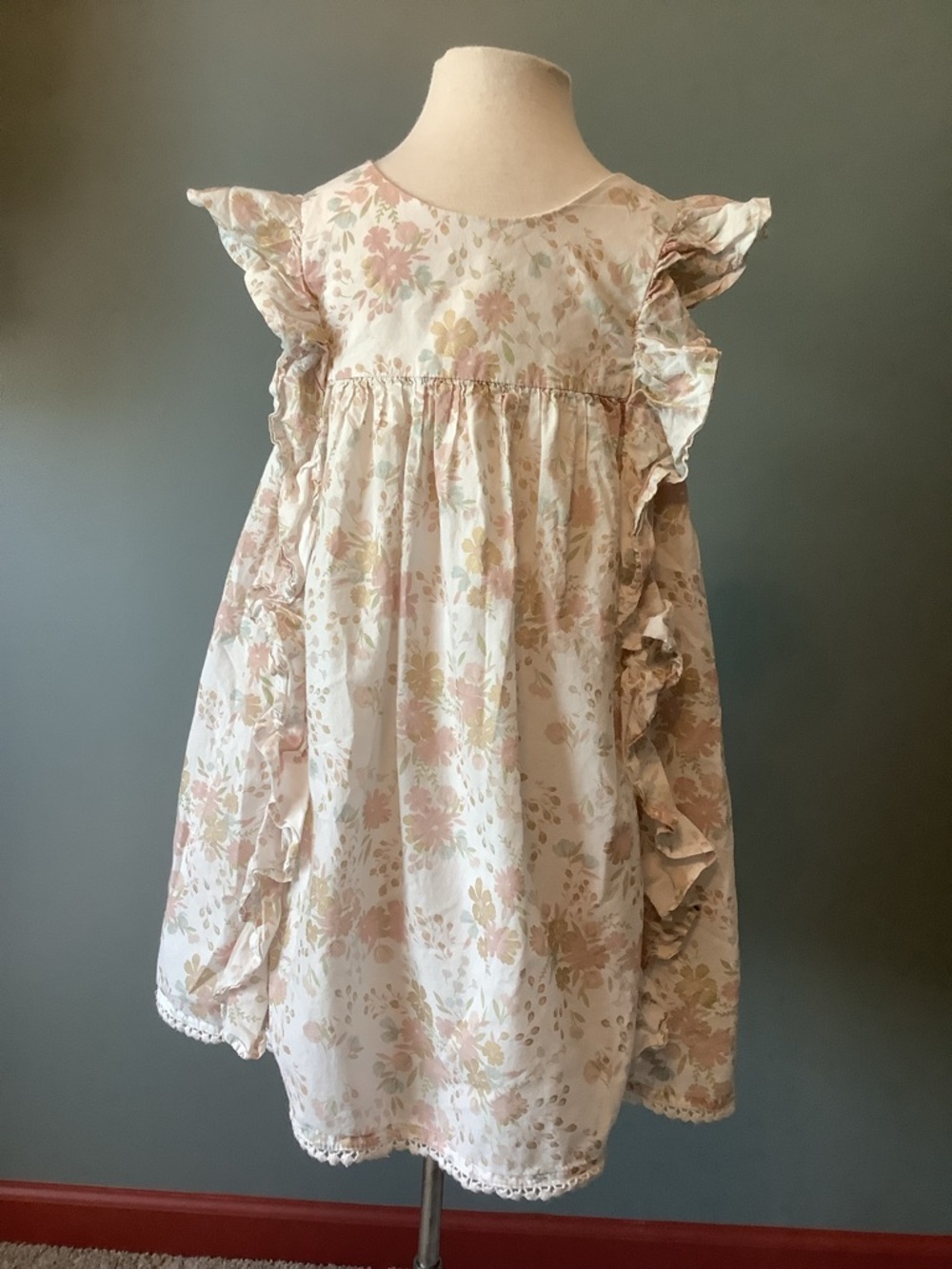 Girl’s Size 6 Floral  Dress with Petticoat EUC.
